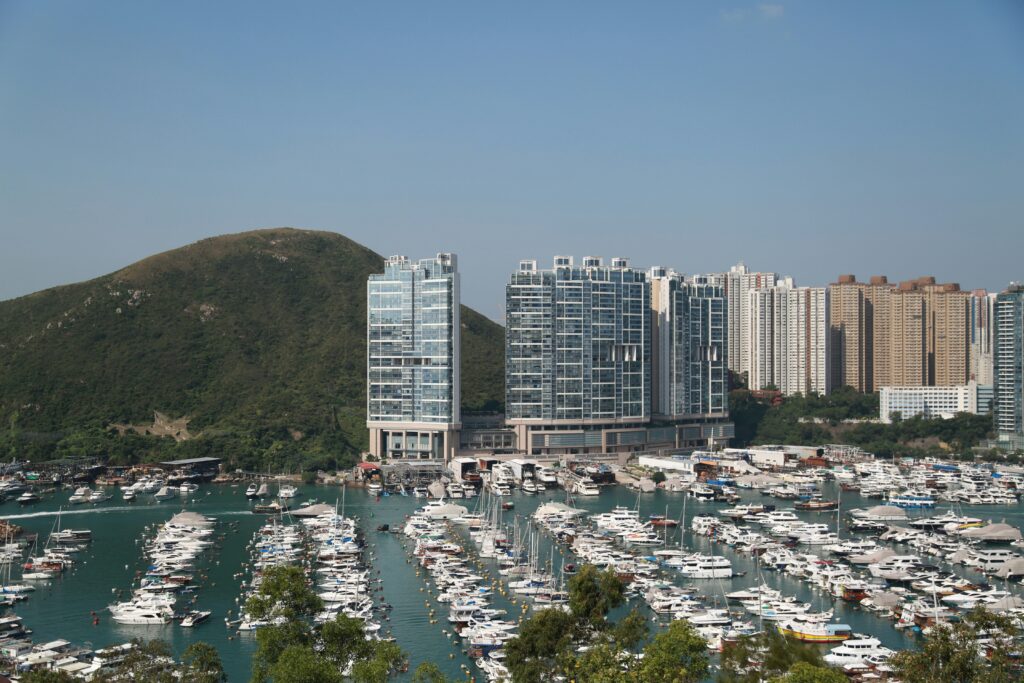香港南区豪宅鸟瞰景观,远眺深湾游艇会、贝沙湾海景与黄竹坑港岛南岸物业