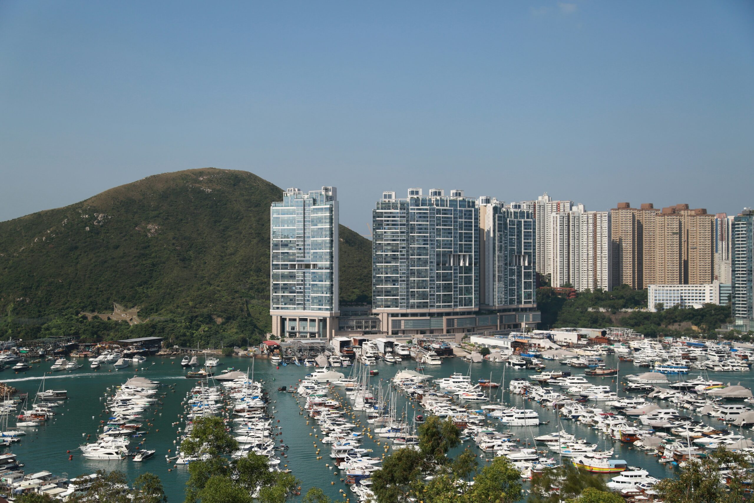 香港南区豪宅鸟瞰景观，远眺深湾游艇会、贝沙湾海景与黄竹坑港岛南岸物业