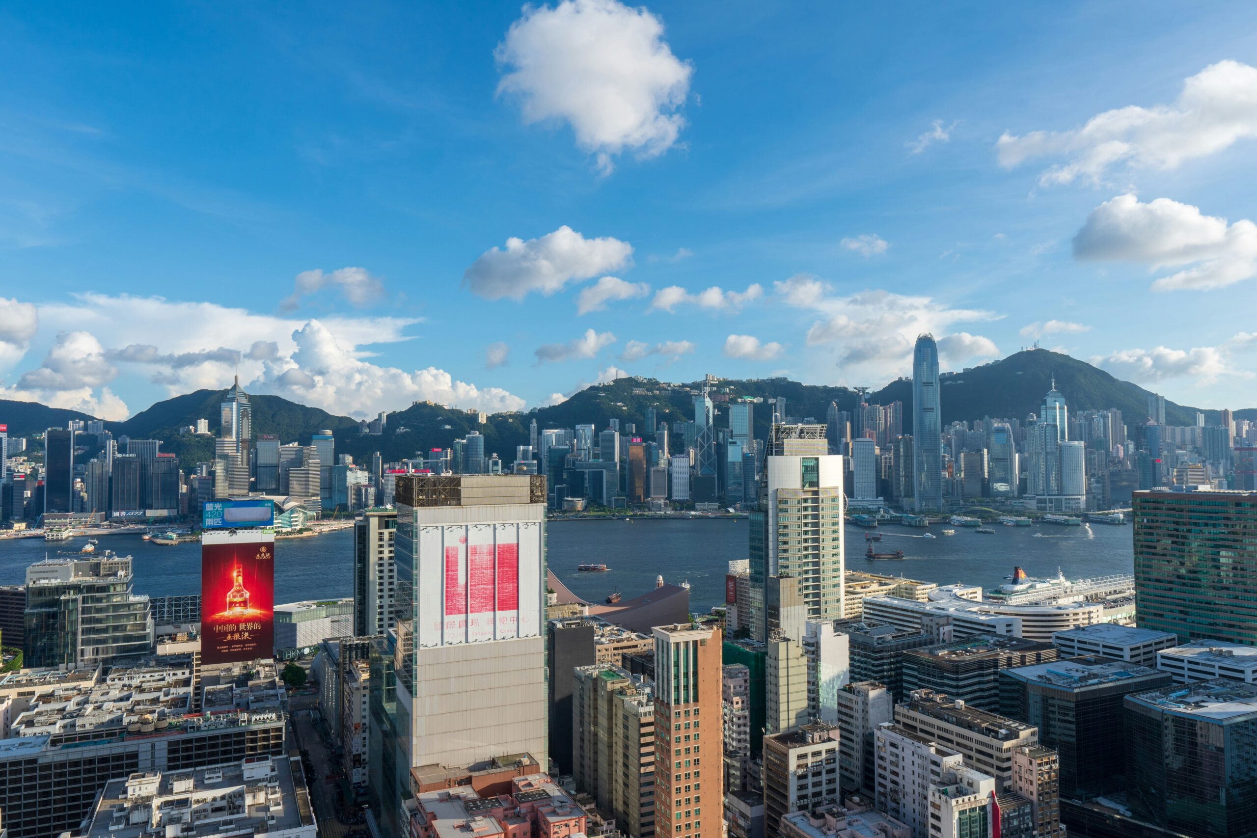 香港住宅高楼大厦与公寓的宽阔远景，代表香港房地产市场与物业买卖