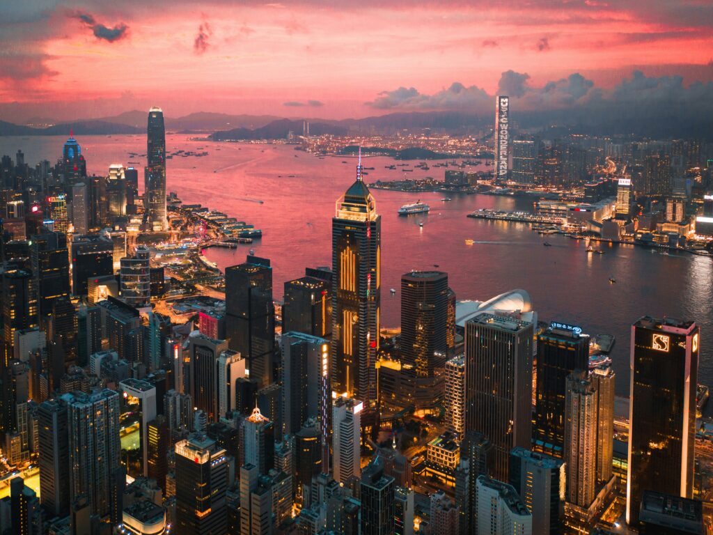 香港维多利亚港两岸的顶级高层豪宅与城市天际线，象征香港超级豪宅物业市场