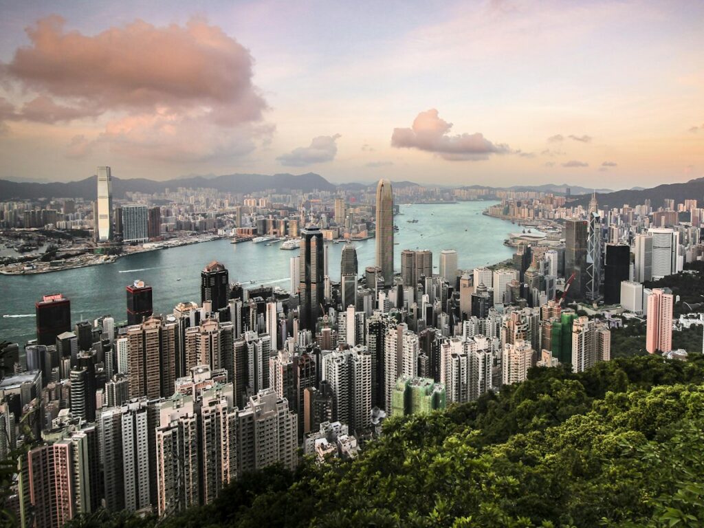香港岛半山住宅大厦、维多利亚港与远处的西九龙天际线