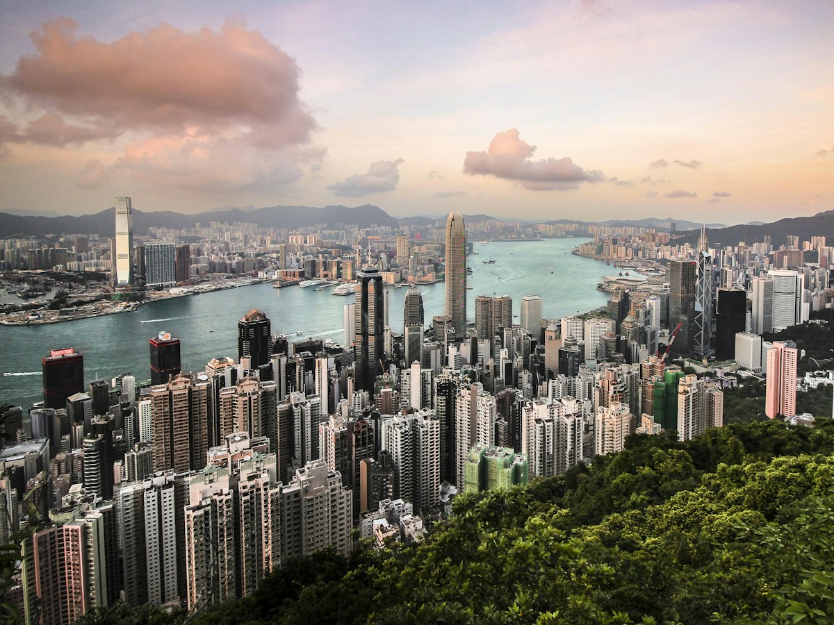 香港岛半山住宅大厦、维多利亚港与远处的西九龙天际线
